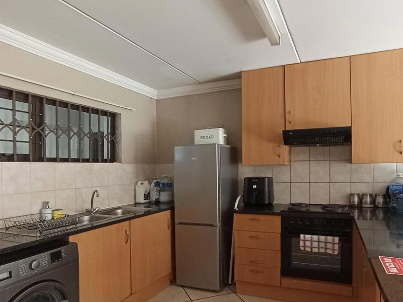 1 Bedroom Apartment for Sale in Sunninghill - Photo 3