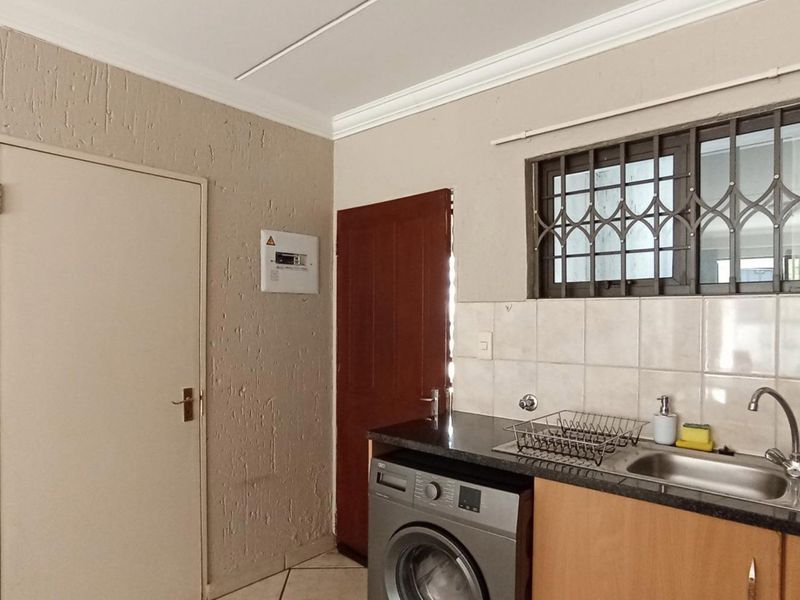 1 Bedroom Apartment for Sale in Sunninghill - Photo 4