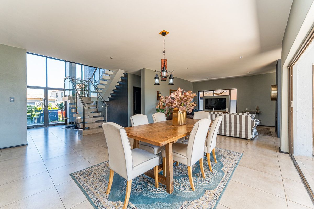 Where Sophistication Meets Luxury and Comfort - Photo 3