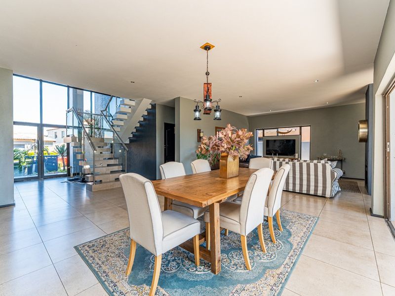 Where Sophistication Meets Luxury and Comfort - Photo 3