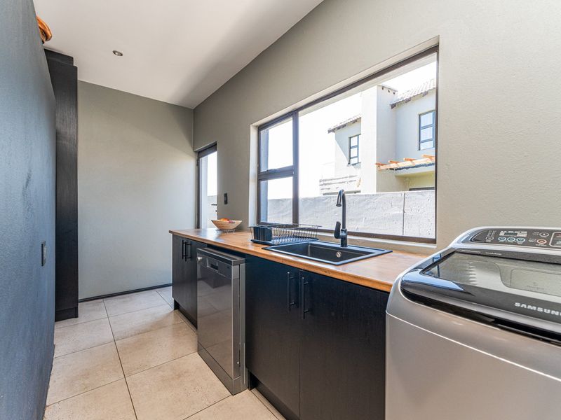 Where Sophistication Meets Luxury and Comfort - Photo 7