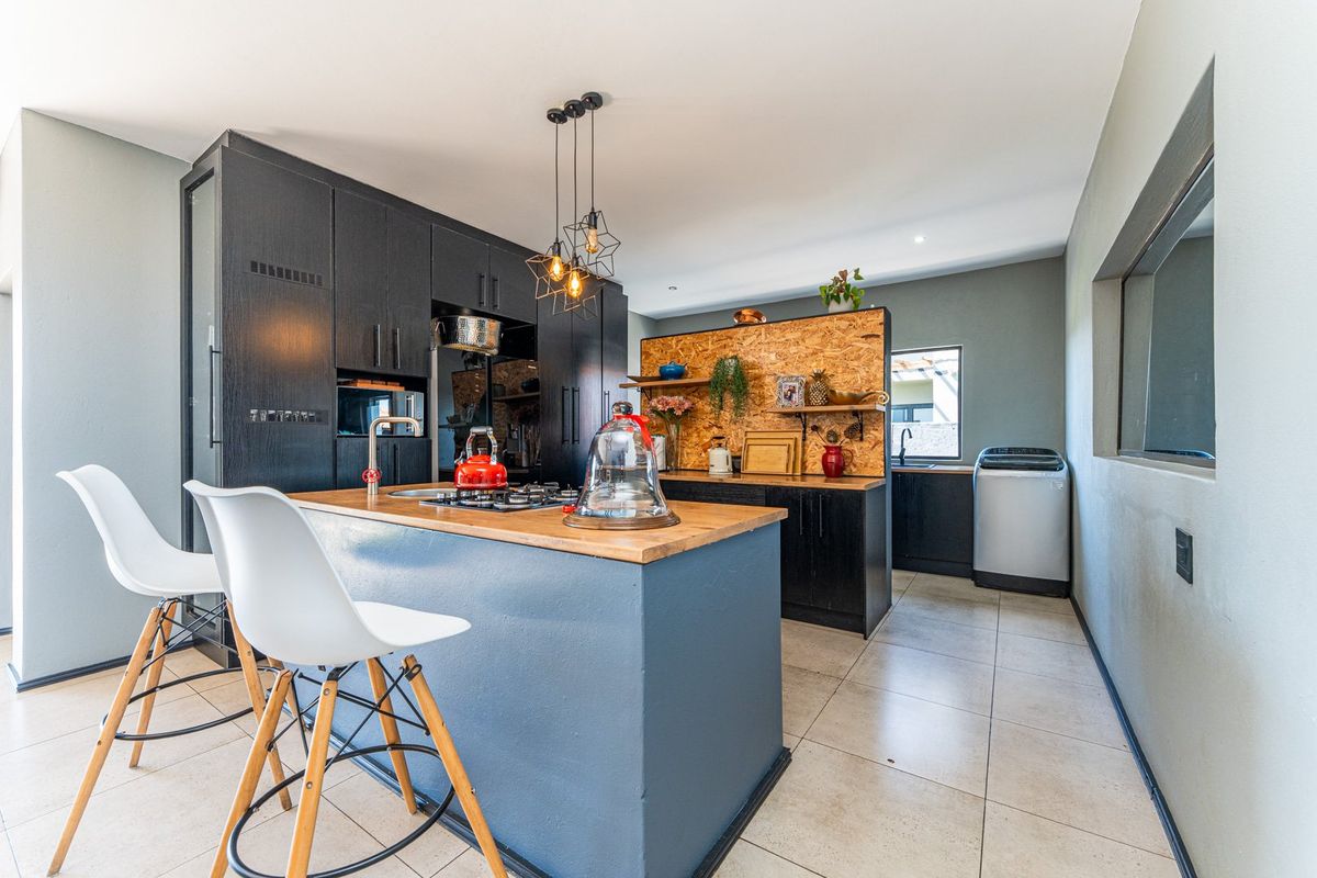 Where Sophistication Meets Luxury and Comfort - Photo 5