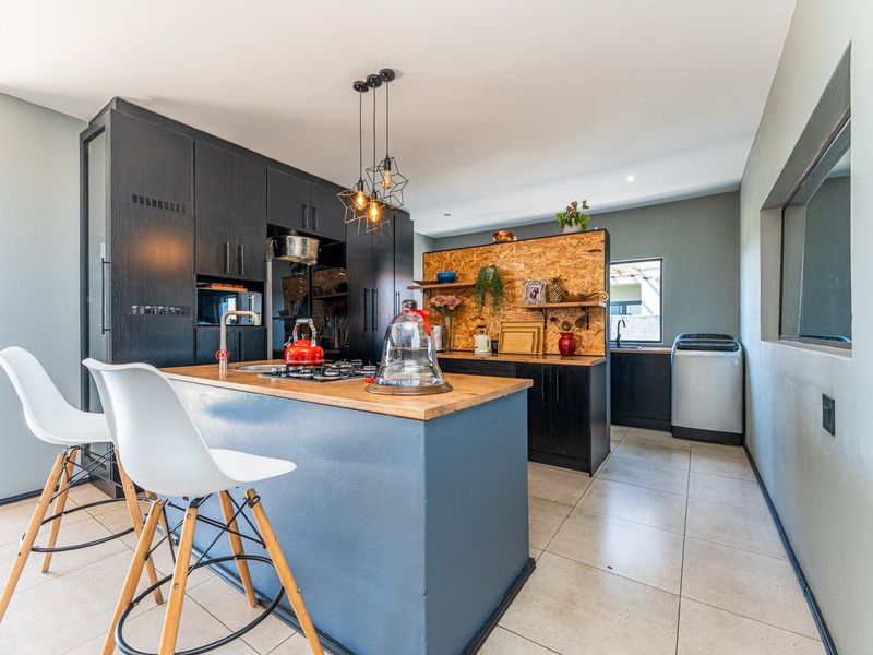 Where Sophistication Meets Luxury and Comfort - Photo 5