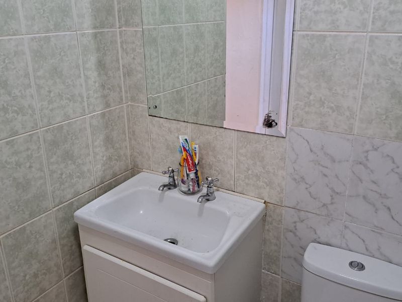 Two bedroom  unit with garden in secure complex - Photo 8