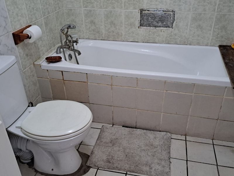 Two bedroom  unit with garden in secure complex - Photo 7