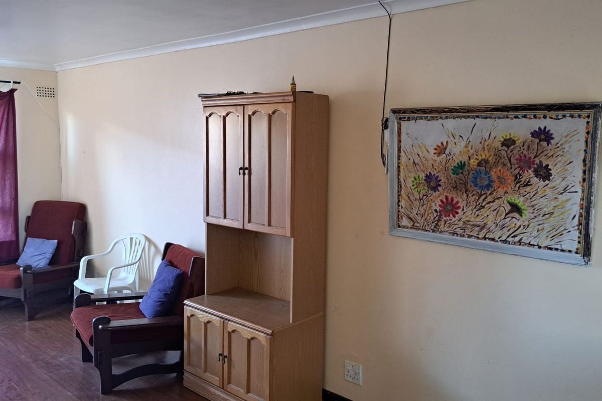 Two bedroom  unit with garden in secure complex - Photo 2