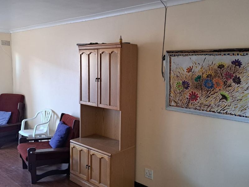 Two bedroom  unit with garden in secure complex - Photo 2