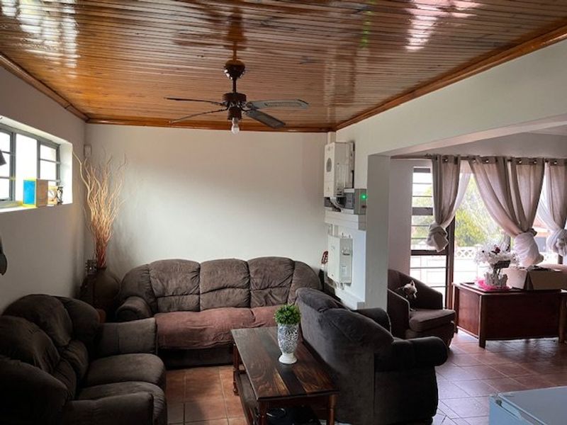 This Property in Scheepers Hoogte, Uitenhage is a Gem!  - Photo 2