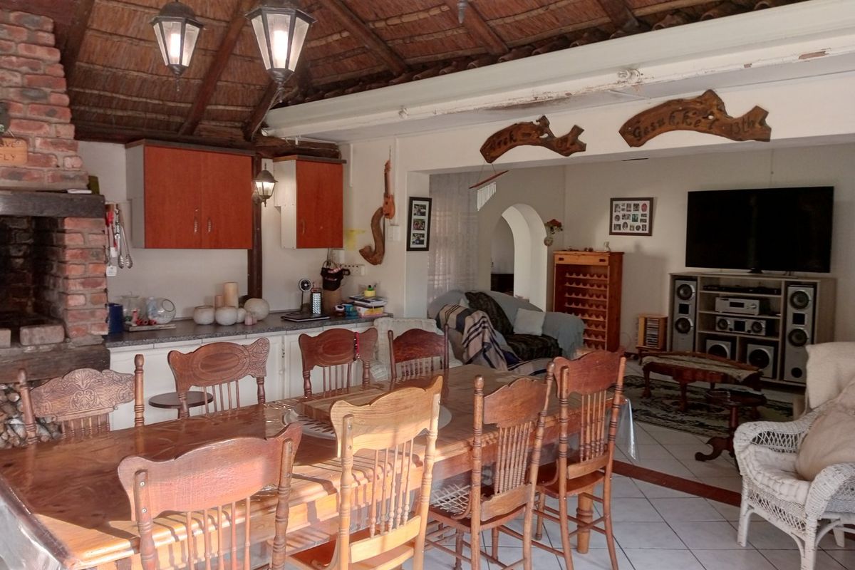 Charming, Spacious Family Home with Flatlet in Sought-After Gonubie Coastal Village - Photo 5