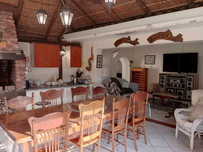 Charming, Spacious Family Home with Flatlet in Sought-After Gonubie Coastal Village - Photo 5