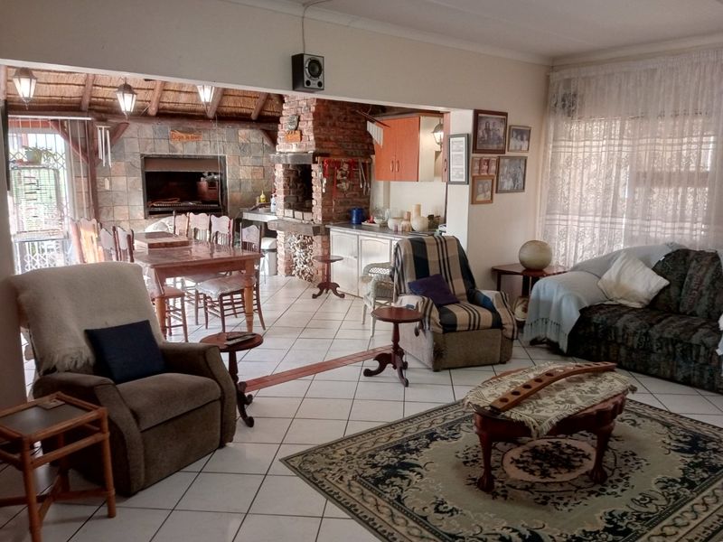 Charming, Spacious Family Home with Flatlet in Sought-After Gonubie Coastal Village - Photo 4