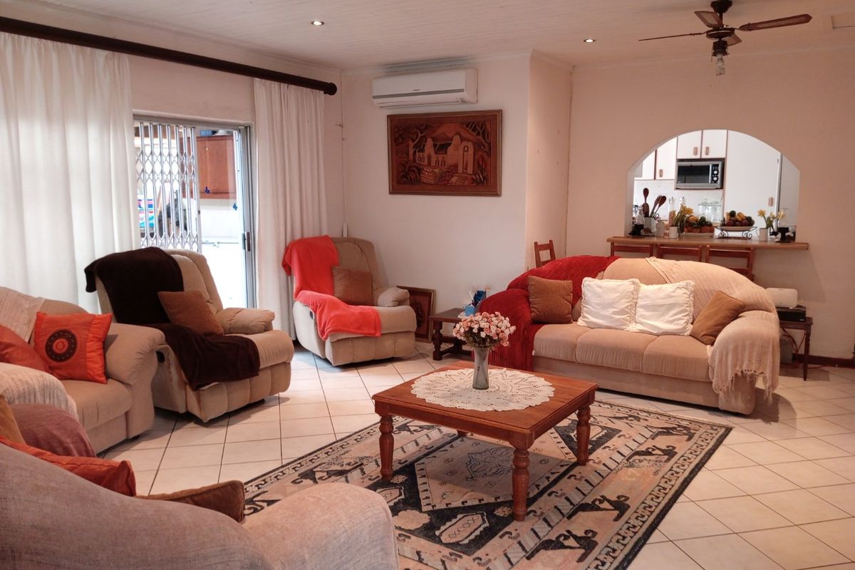 Charming, Spacious Family Home with Flatlet in Sought-After Gonubie Coastal Village - Photo 2