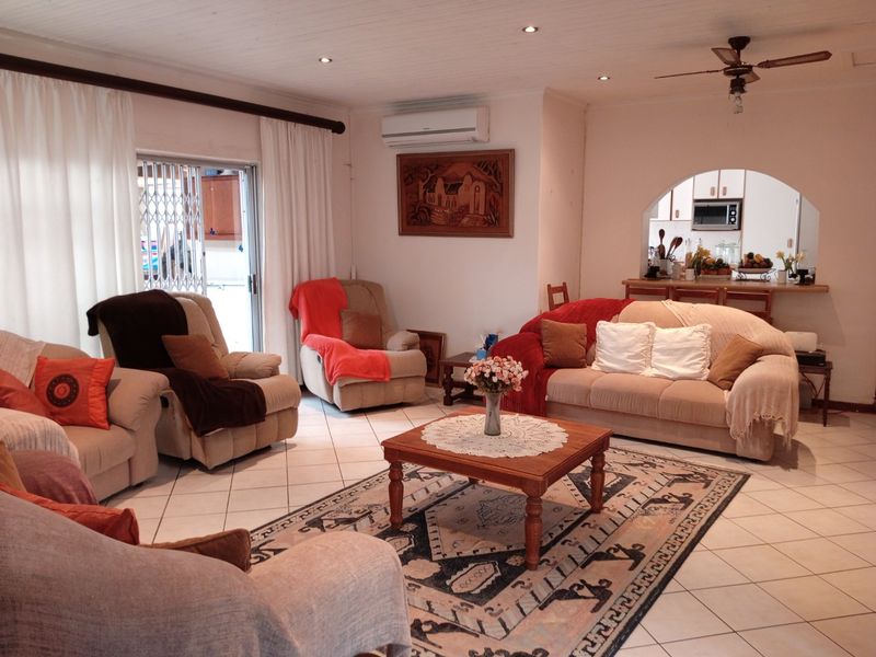 Charming, Spacious Family Home with Flatlet in Sought-After Gonubie Coastal Village - Photo 2