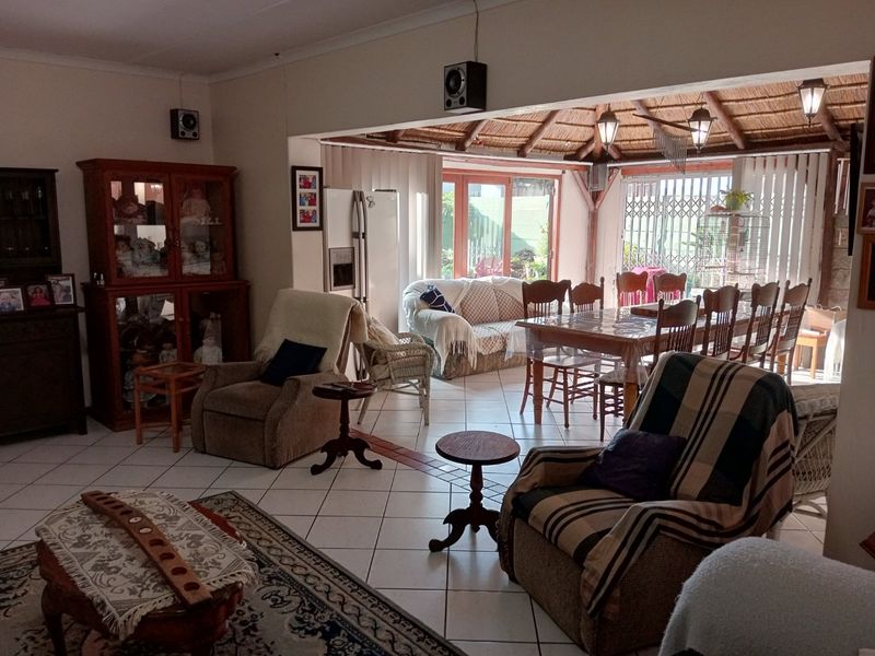 Charming, Spacious Family Home with Flatlet in Sought-After Gonubie Coastal Village - Photo 8