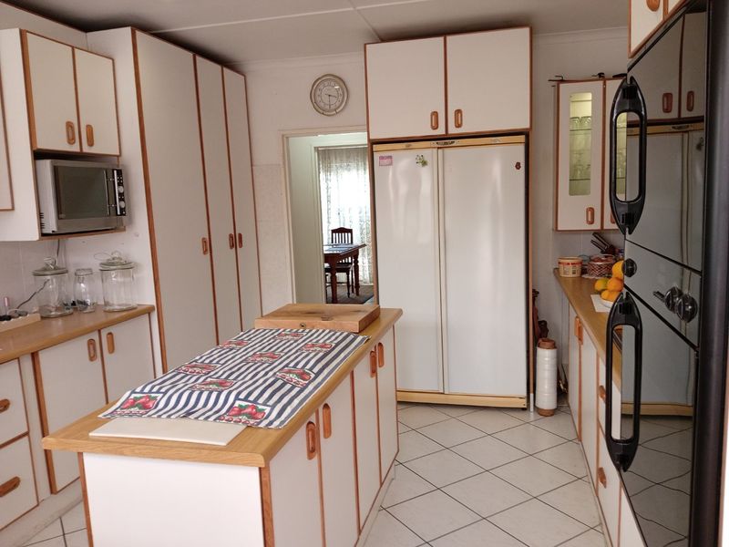 Charming, Spacious Family Home with Flatlet in Sought-After Gonubie Coastal Village - Photo 3