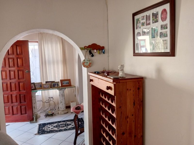 Charming, Spacious Family Home with Flatlet in Sought-After Gonubie Coastal Village - Photo 7