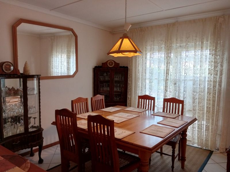 Charming, Spacious Family Home with Flatlet in Sought-After Gonubie Coastal Village - Photo 6