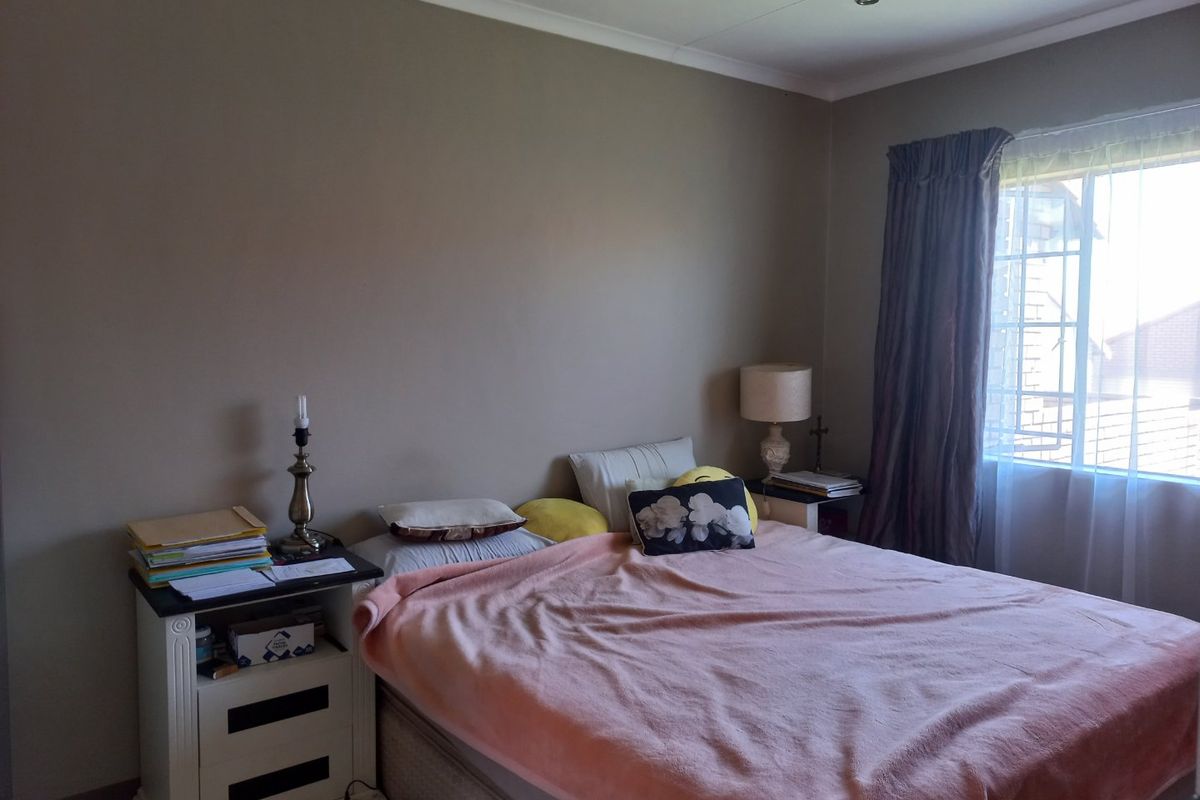 Modern 3-Bedroom Home for Sale in Mooikloof Ridge - Photo 5