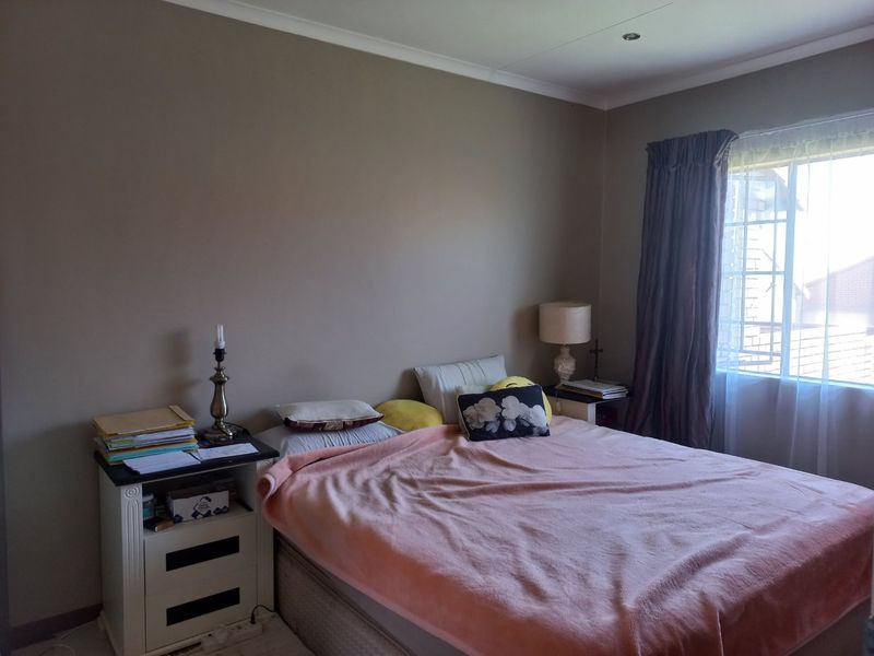 Modern 3-Bedroom Home for Sale in Mooikloof Ridge - Photo 5