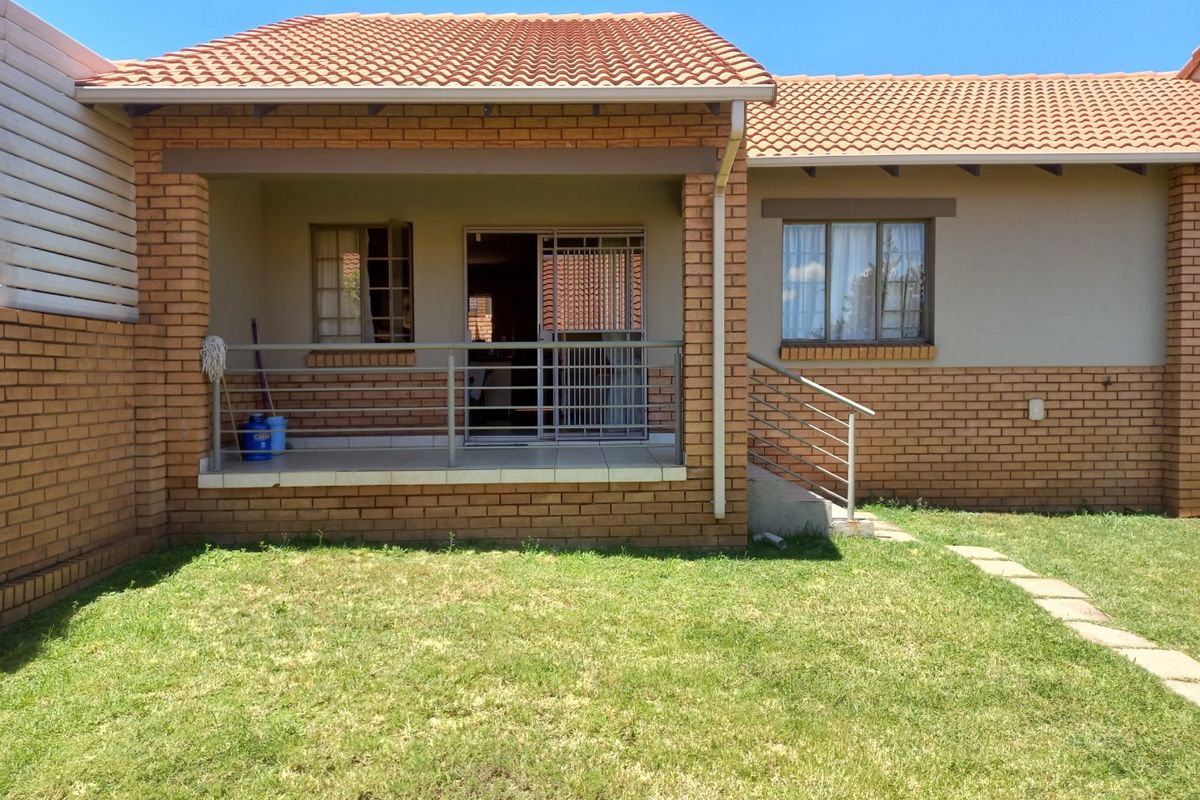Modern 3-Bedroom Home for Sale in Mooikloof Ridge - Photo 2