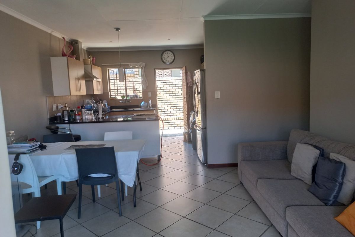 Modern 3-Bedroom Home for Sale in Mooikloof Ridge - Photo 4