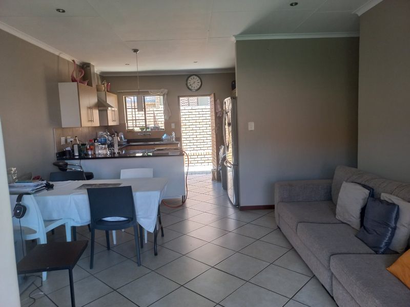Modern 3-Bedroom Home for Sale in Mooikloof Ridge - Photo 4