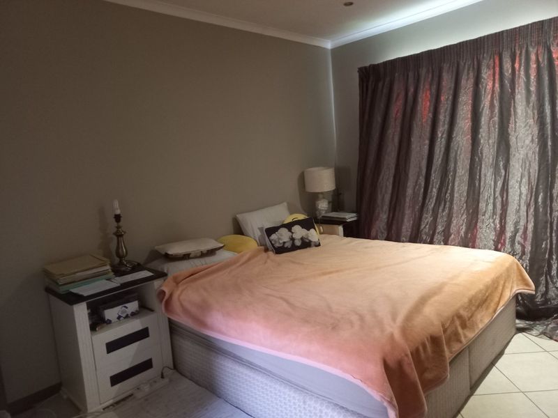 Modern 3-Bedroom Home for Sale in Mooikloof Ridge - Photo 9