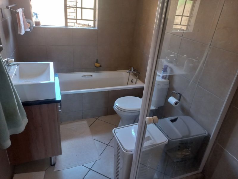 Modern 3-Bedroom Home for Sale in Mooikloof Ridge - Photo 7