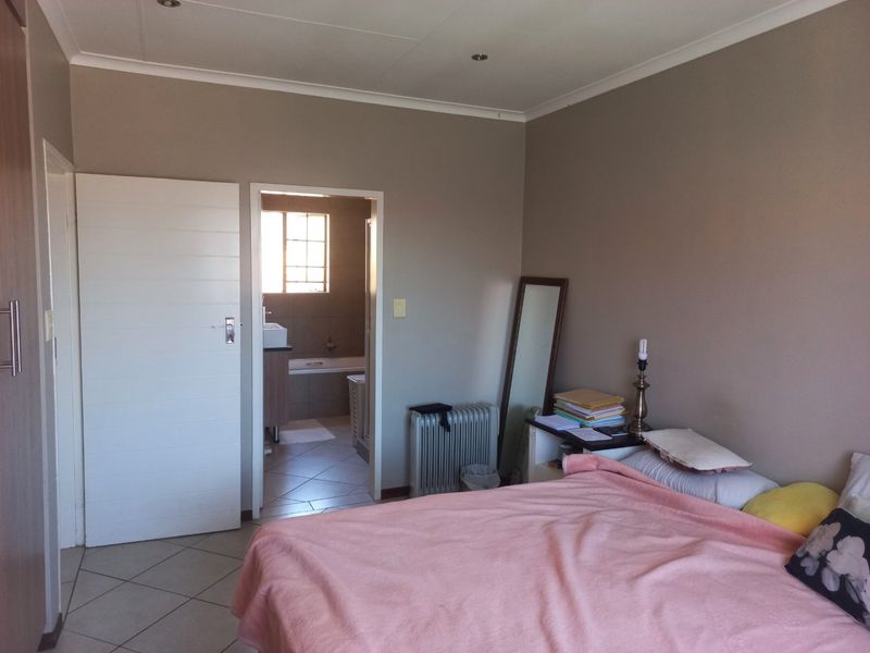 Modern 3-Bedroom Home for Sale in Mooikloof Ridge - Photo 6