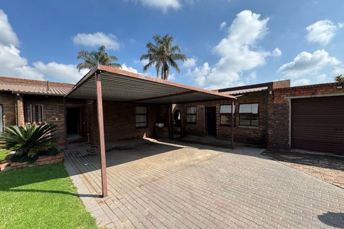 Spacious Family Home with Versatile Living - Photo 2