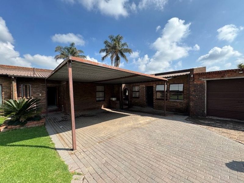 Spacious Family Home with Versatile Living - Photo 2