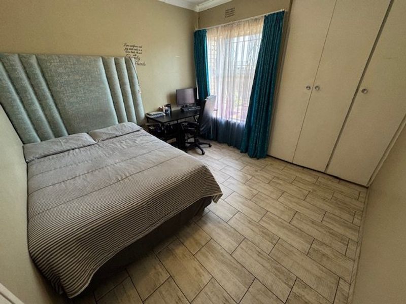 Spacious Family Home with Versatile Living - Photo 10