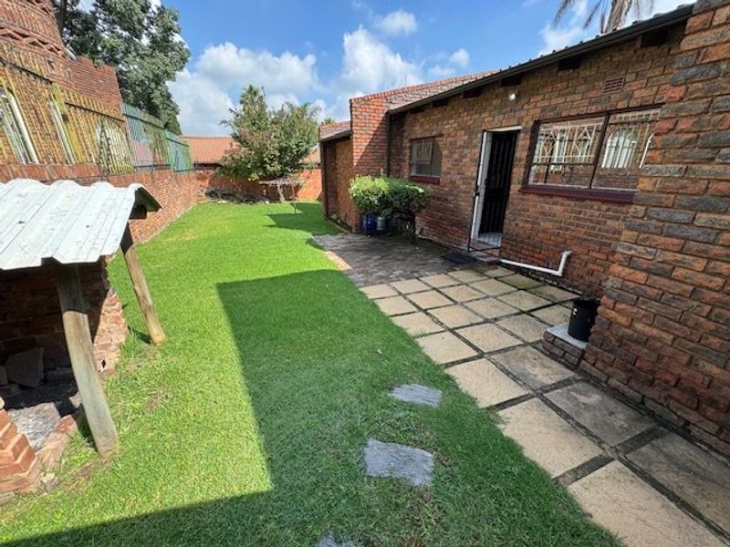 Spacious Family Home with Versatile Living - Photo 8