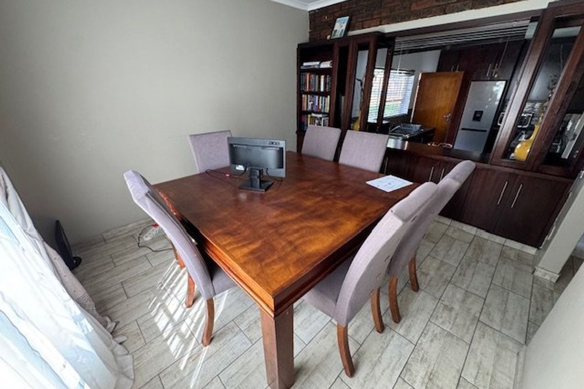 Spacious Family Home with Versatile Living - Photo 5
