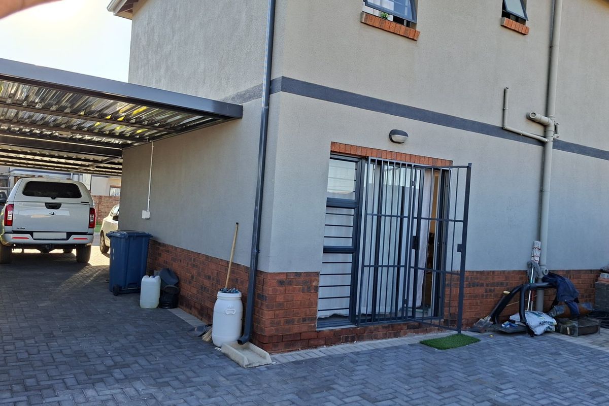 Three bedroom house for sale in Protea west - Photo 3