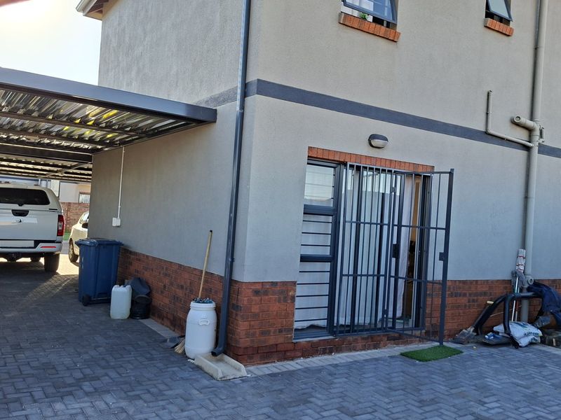 Three bedroom house for sale in Protea west - Photo 3