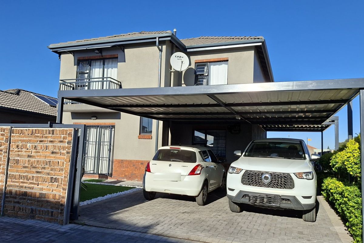 Three bedroom house for sale in Protea west - Photo 2