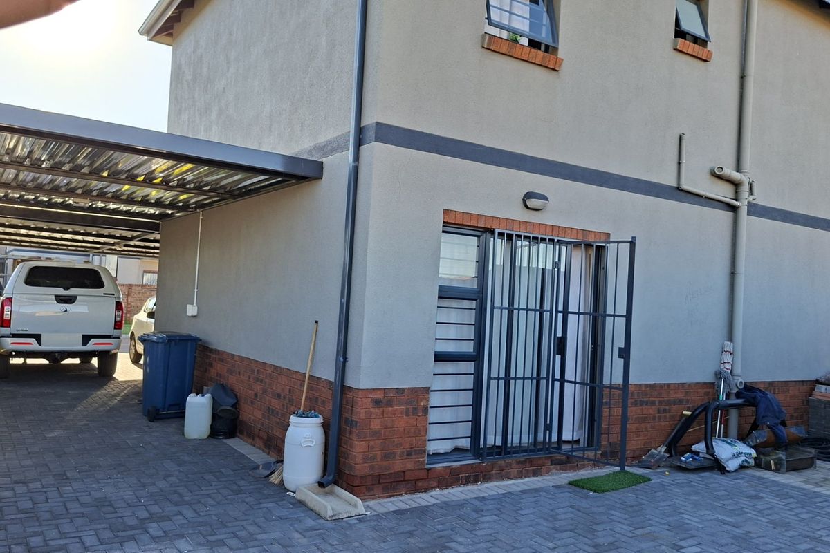 Three bedroom house for sale in Protea west - Photo 4