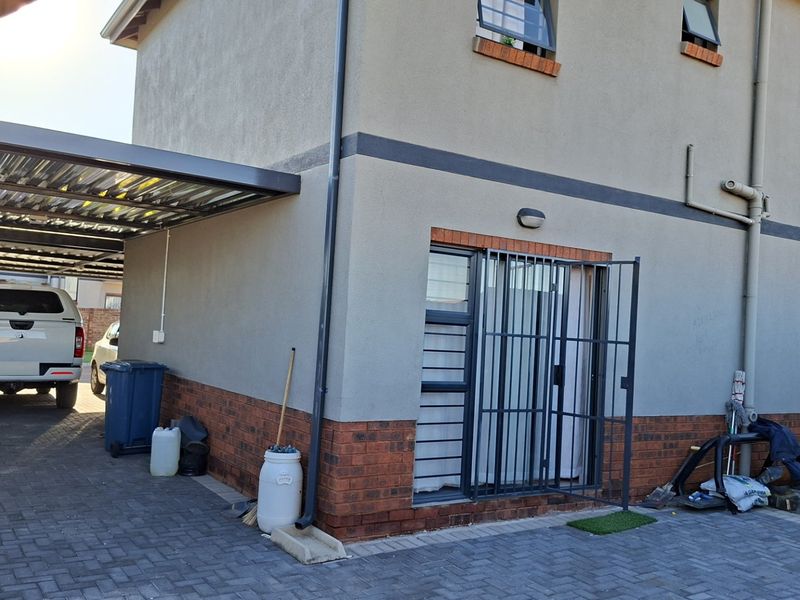 Three bedroom house for sale in Protea west - Photo 4