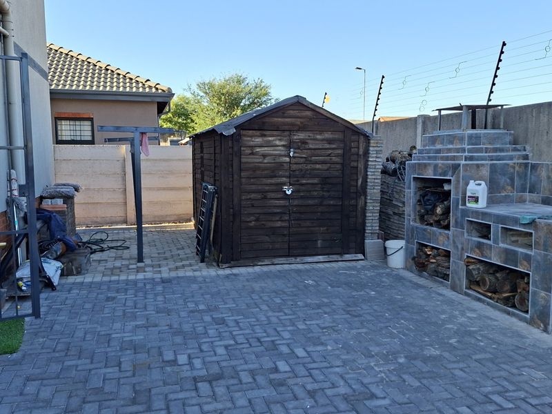 Three bedroom house for sale in Protea west - Photo 6