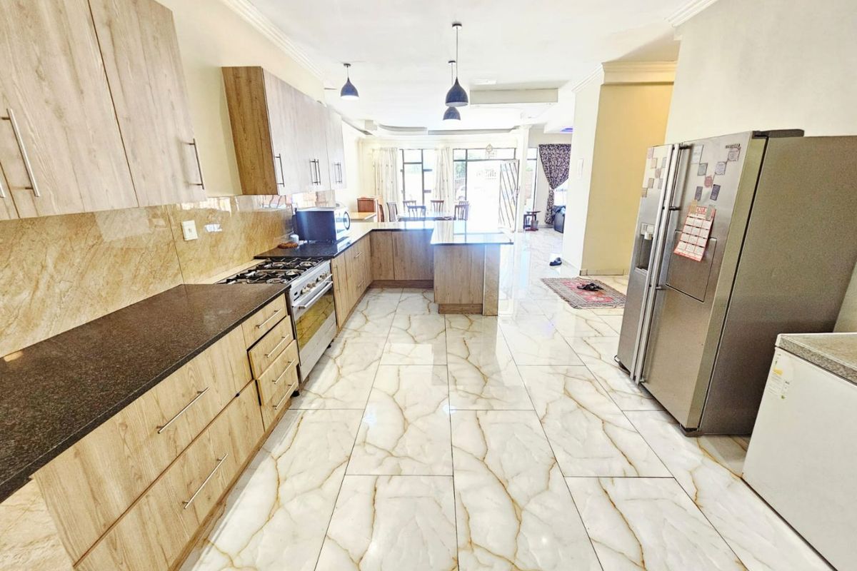 A Lovely and Modern 3 bed 3 bath house for rent in Raslouw - Photo 5