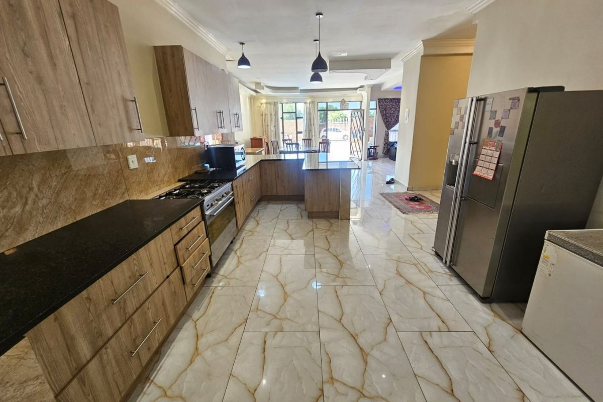 A Lovely and Modern 3 bed 3 bath house for rent in Raslouw - Photo 3