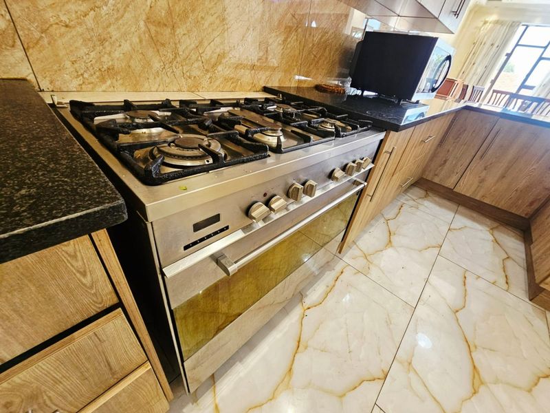 A Lovely and Modern 3 bed 3 bath house for rent in Raslouw - Photo 8