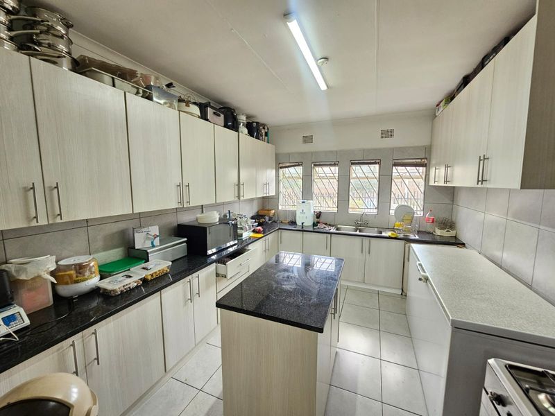 A Lovely 3 bedroom 2 bathroom house for rent in Erasmia - Photo 9