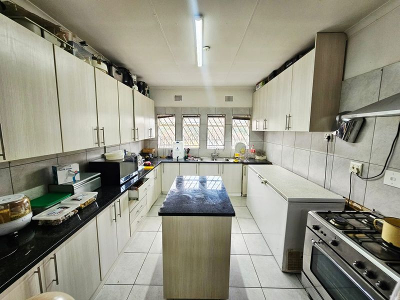 A Lovely 3 bedroom 2 bathroom house for rent in Erasmia - Photo 6