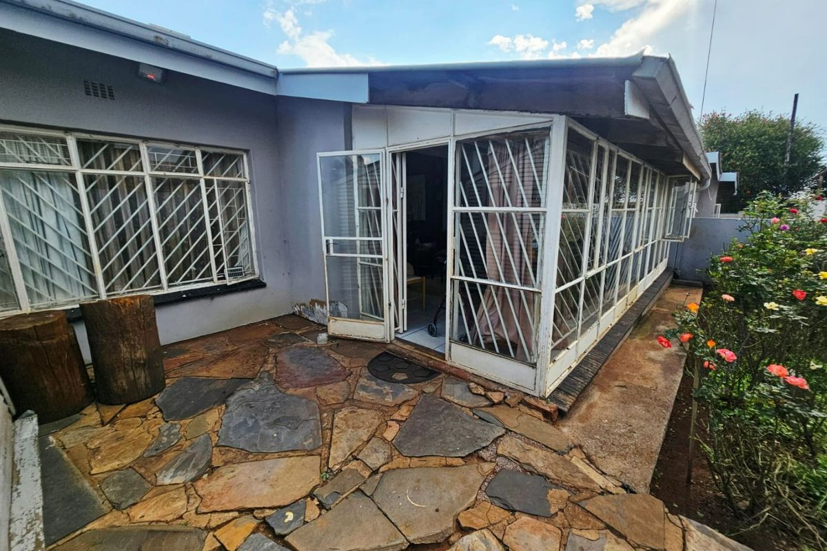 A Lovely 3 bedroom 2 bathroom house for rent in Erasmia - Photo 3