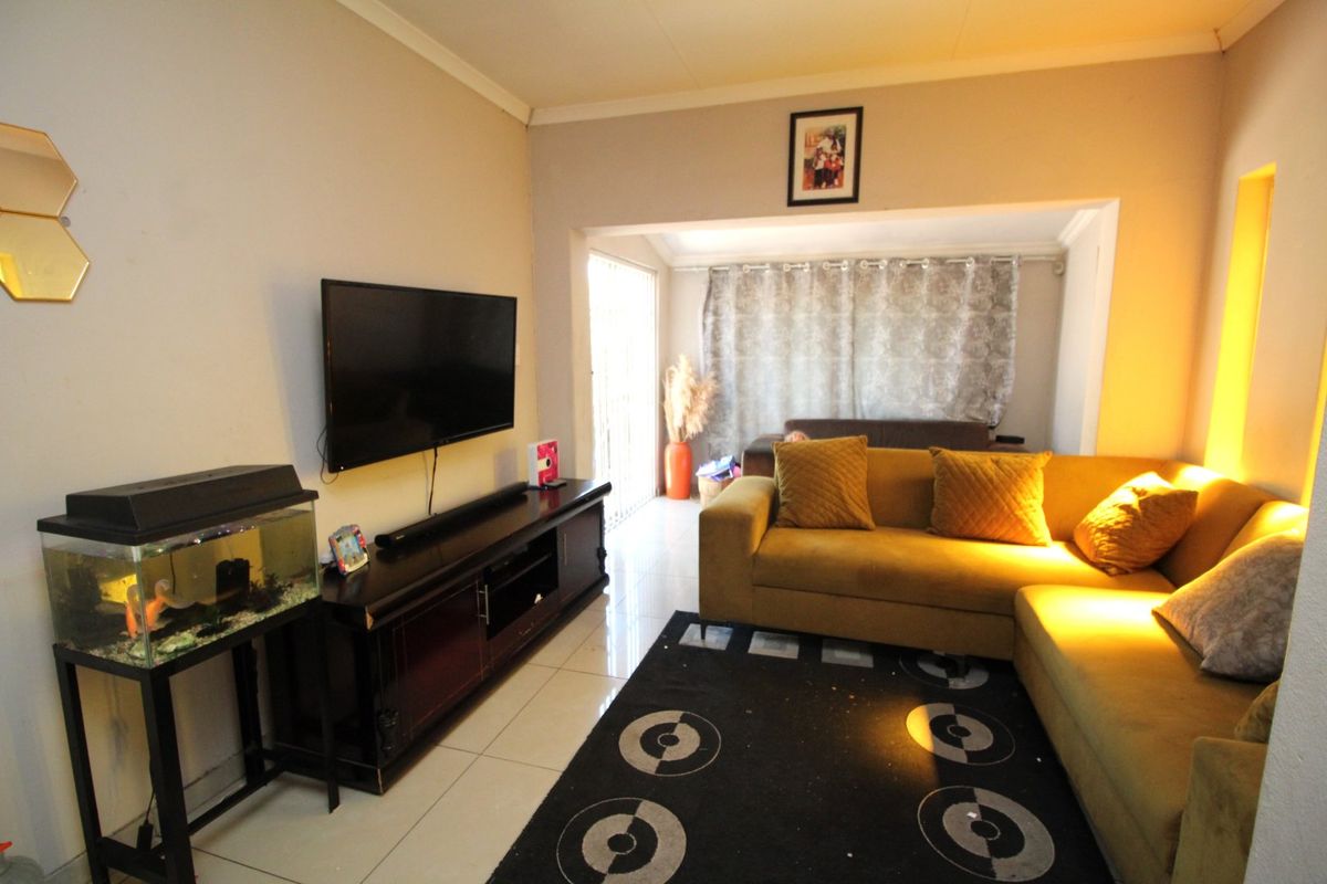 Spacious 3 Bedroom Home with 3 Bedroom Flatlet for Sale in The Reeds - Photo 4