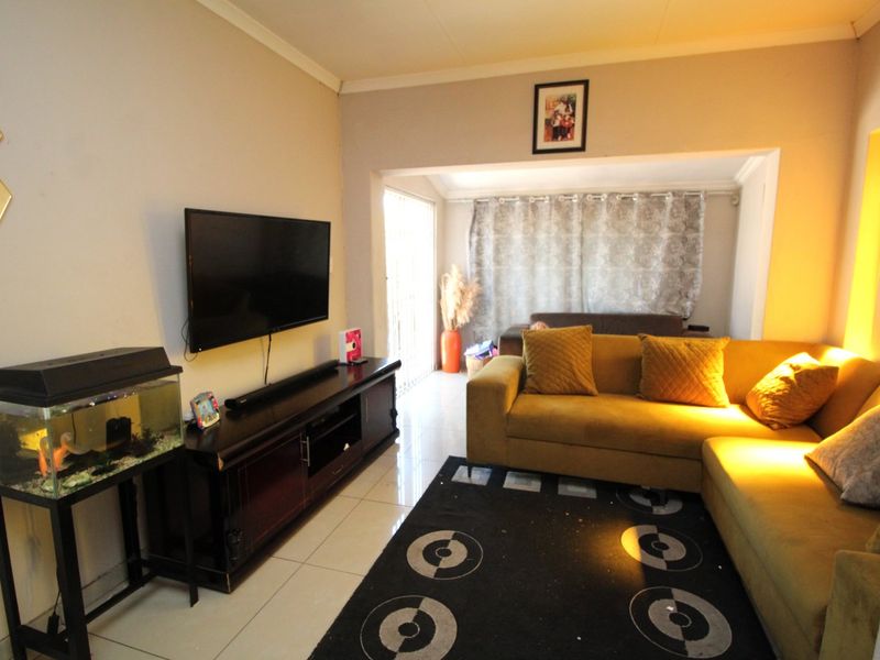 Spacious 3 Bedroom Home with 3 Bedroom Flatlet for Sale in The Reeds - Photo 4