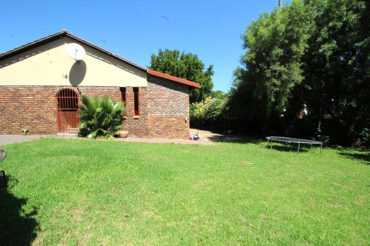 Spacious 3 Bedroom Home with 3 Bedroom Flatlet for Sale in The Reeds - Photo 2