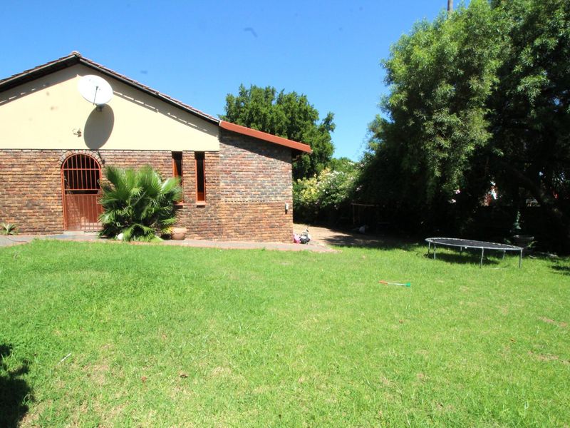 Spacious 3 Bedroom Home with 3 Bedroom Flatlet for Sale in The Reeds - Photo 2